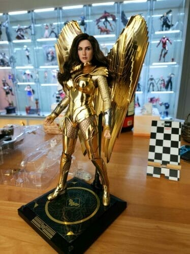 Hot Toys DC WW84 Wonder Woman Golden Armor 1/6 Figure (Delxue Ver.) MMS578 photo review