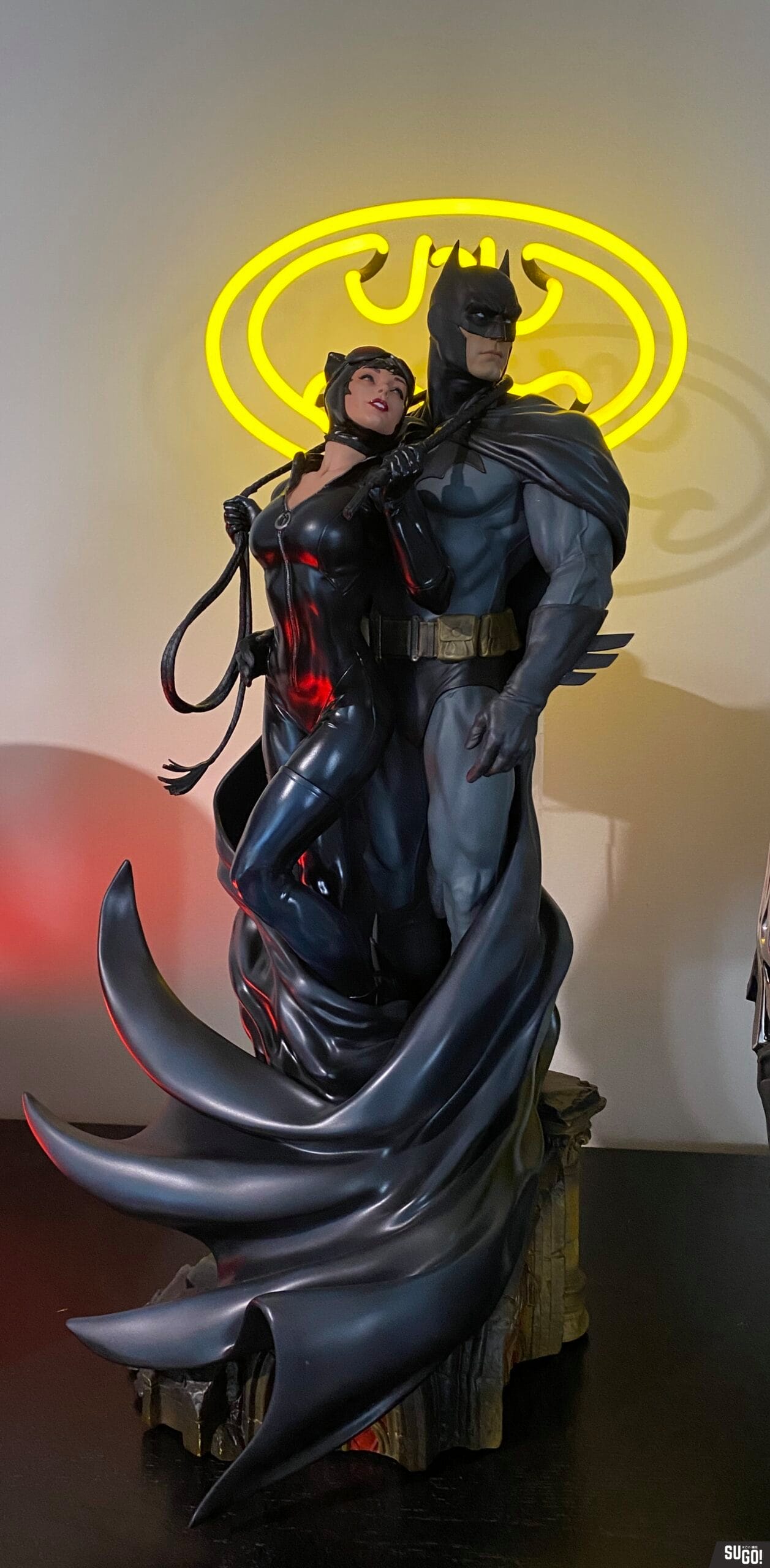 Click to view full screen Sideshow Collectibles DC Comics Batman and Catworman Diorama photo review